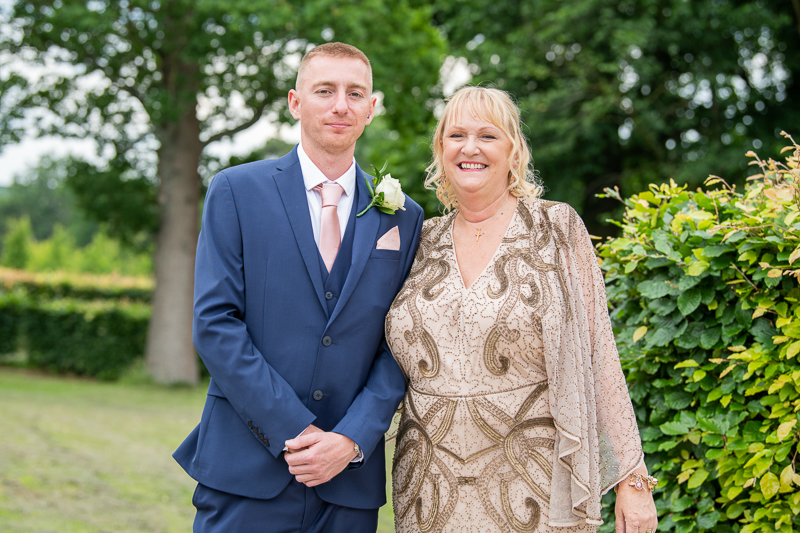 033_groom_mum1