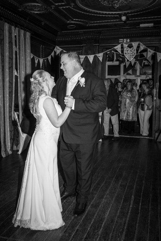 044_dancing6_bw