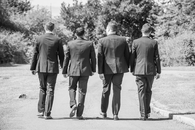 039_groomsmen3_bw