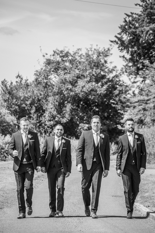 043_groomsmen5_bw