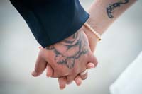 098_hold_hands1