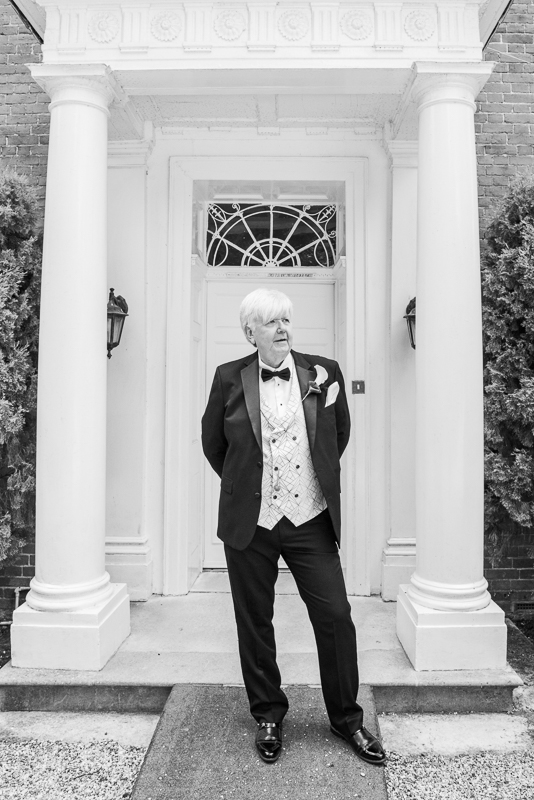 045_groom11_bw