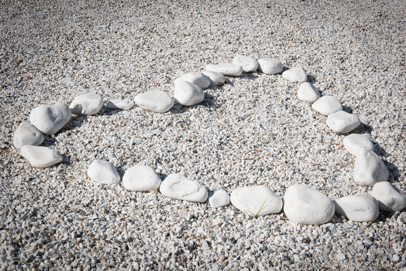 042_heart_pebbles
