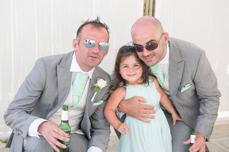 048_guests_arrive2