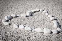 042_heart_pebbles