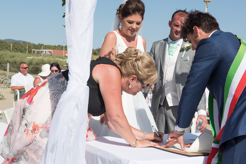 099_signing4