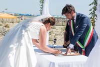 098_signing3