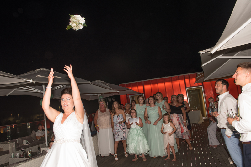 069_throw_bouquet3