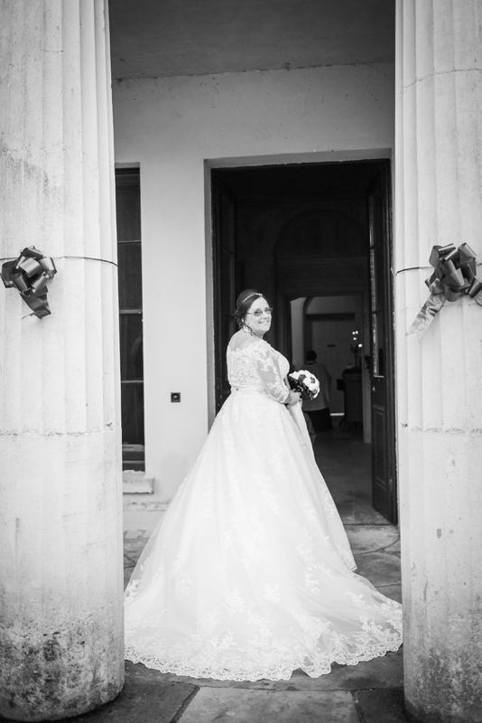 041_bride_arrives19_bw